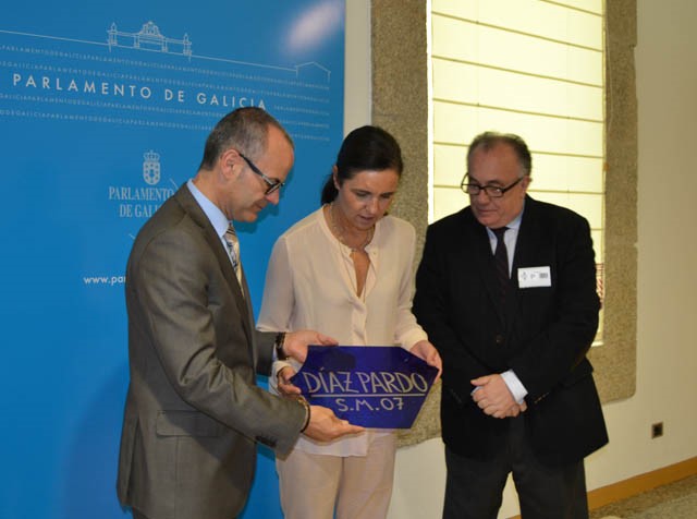 O Parlamento de Galicia recibe a derradeira peza da vidreira de Díaz Pardo instalada no hemiciclo